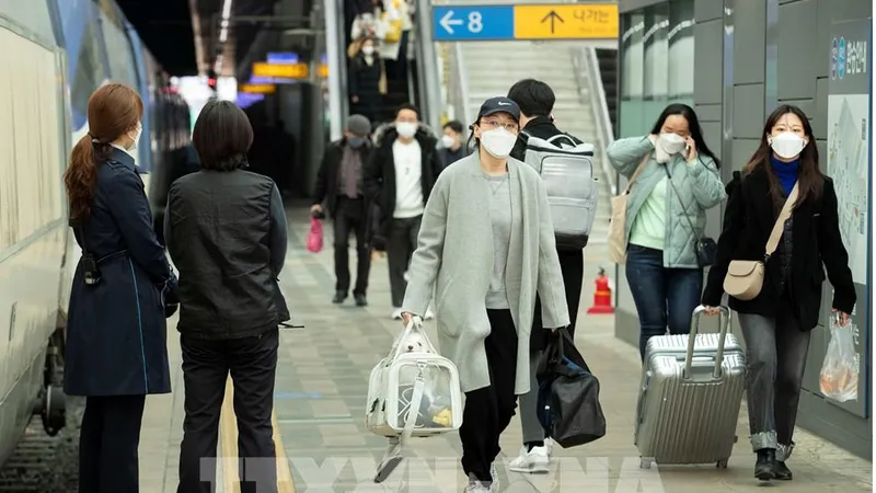 Người dân tại Seoul, Hàn Quốc. Ảnh: THX/TTXVN