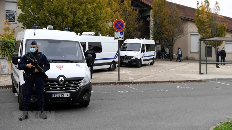 Cảnh sát gác tại trường trung học ở Conflans Saint-Honorine, Pháp vào năm 2020. Ảnh: AFP/TTXVN