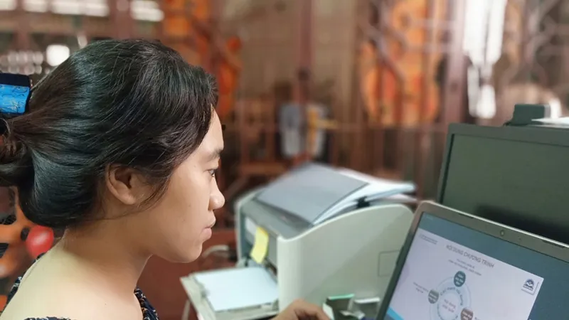 Giáo viên tiểu học ở TP Thủ Đức dạy học qua internet
