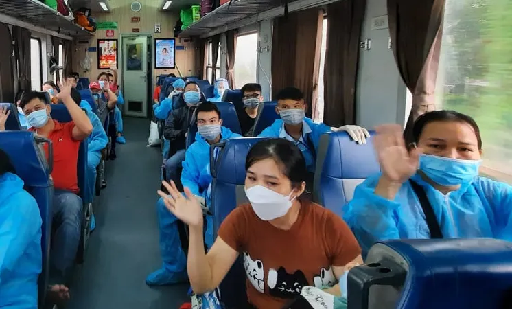 Hành khách chào tạm biệt thành phố thân yêu trước khi tàu rời ga Sài Gòn