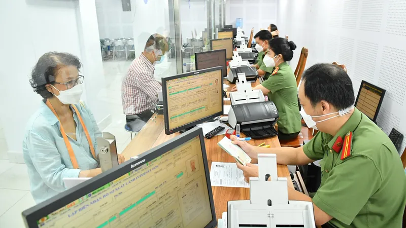 Công sở đón dân trở lại: Chậm nhưng an toàn