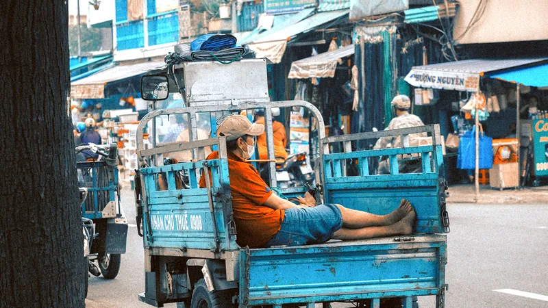 Nhịp sống dần nhộn nhịp trở lại trong thành phố, sau những ngày giãn cách. Ảnh: KHANH TRỊNH