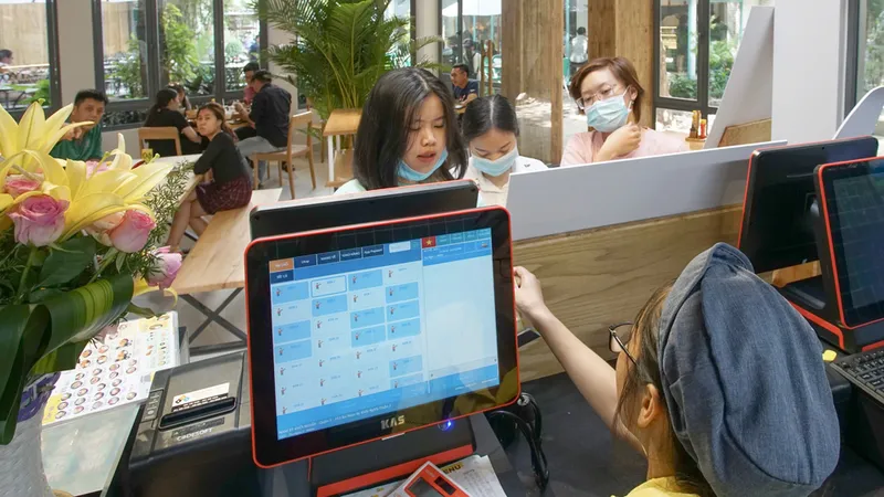 Quản lý doanh nghiệp bằng phần mềm giúp doanh nghiệp tiếp cận hóa đơn điện tử dễ dàng và nhanh chóng. Ảnh: HOÀNG HÙNG