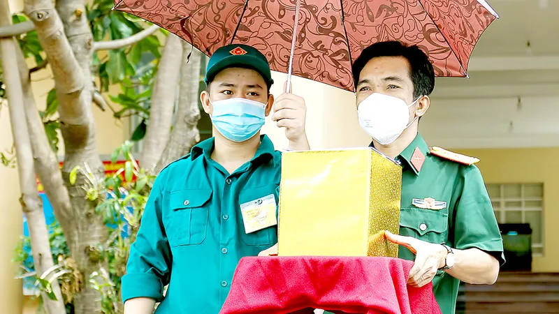 Cán bộ, chiến sĩ Bộ Tư lệnh TPHCM trang nghiêm đưa tro cốt đồng bào tử vong do Covid-19 về gia đình. Ảnh: HOÀNG HÙNG