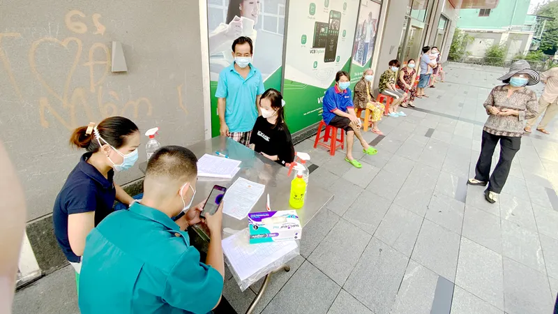 Các quận, huyện trên địa bàn TPHCM chi hỗ trợ đợt 3 cho người dân có hoàn cảnh khó khăn do dịch Covid-19 tác động. Ảnh: QUỐC HUY