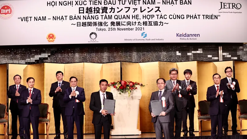 Ông Nguyễn Anh Tuấn, Chủ tịch Hội đồng thành viên Công ty TNHH quản lý khách sạn T&T và đại diện công ty Syskan trao biên bản hợp tác tư vấn xây dựng, quản lý, vận hành bệnh viện, nhà dưỡng lão chất lượng cao