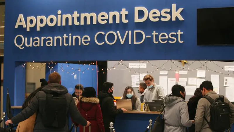 Du khách chờ xét nghiệm Covid-19 tại sân bay Schiphol, Amsterdam, Hà Lan 
