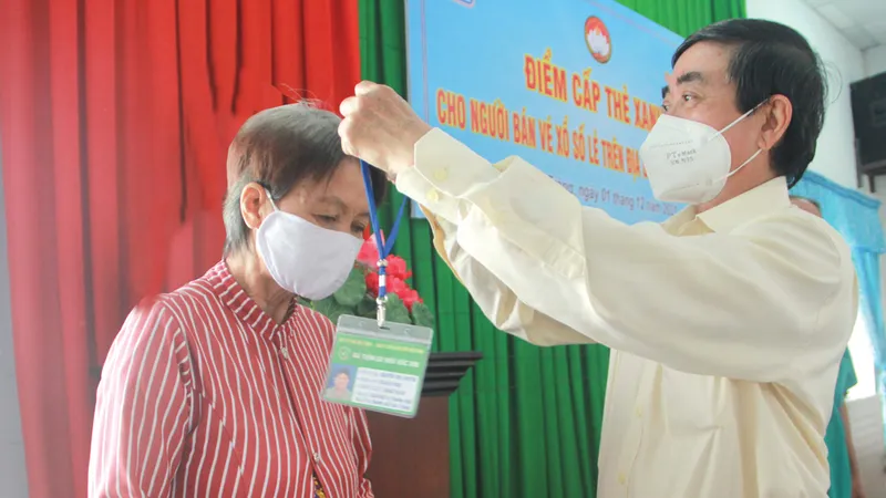 Ông Lê Văn Khanh, Chủ tịch Công ty TNHH MTV XSKT Sóc Trăng trao thẻ xanh cho người bán vé số dạo 