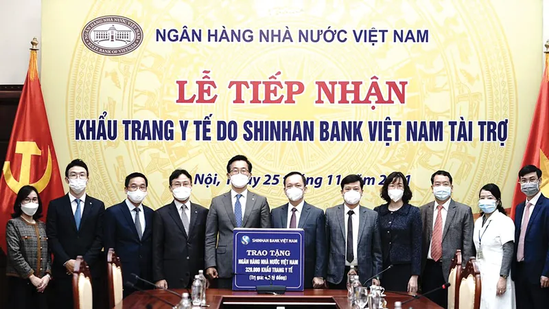 Ngân hàng Shinhan Việt Nam ủng hộ 320.000 khẩu trang y tế