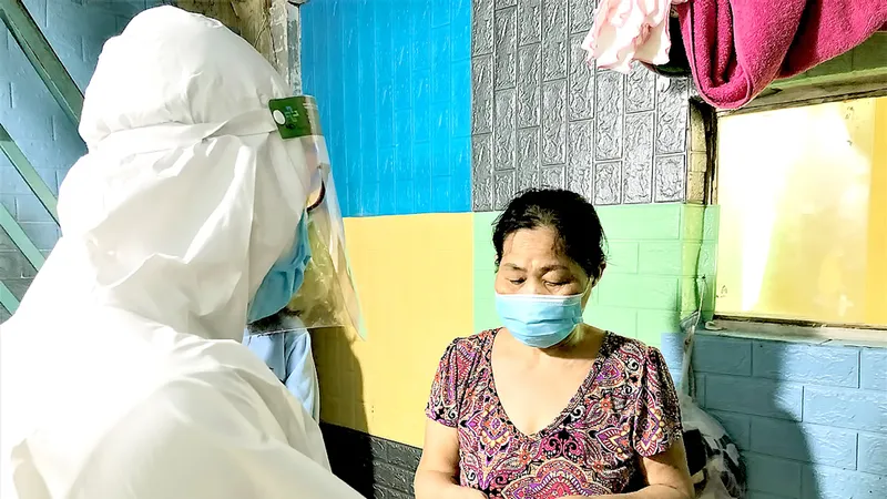 Nhân viên Trạm Y tế phường 11 (Bình Thạnh) thăm khám và cấp phát thuốc cho người bệnh tại nhà. Ảnh: BÙI TUẤN
