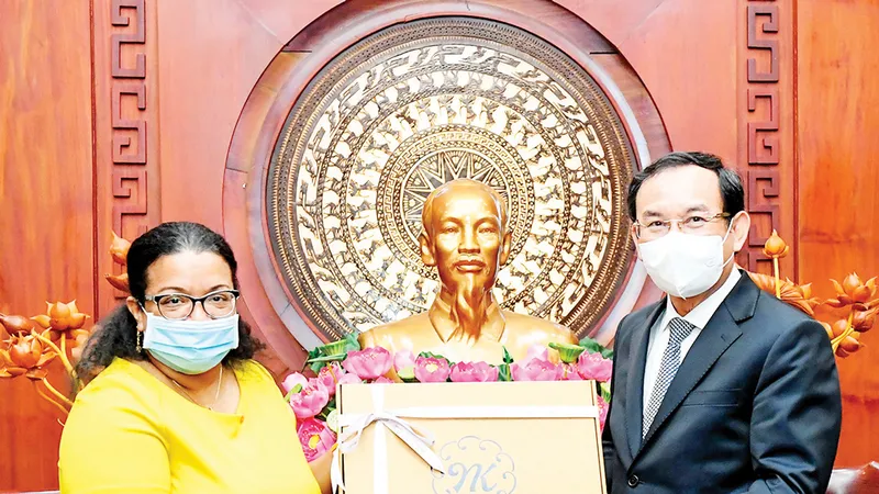 Bí thư Thành ủy TPHCM Nguyễn Văn Nên tặng quà lưu niệm Tổng lãnh sự Cuba Indira Lopez Arguelles. Ảnh: VIỆT DŨNG