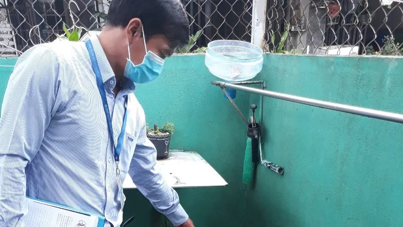  Nhân viên Công ty CP Cấp nước Nhà Bè kiểm tra đồng hồ nước của khách hàng sau giãn cách