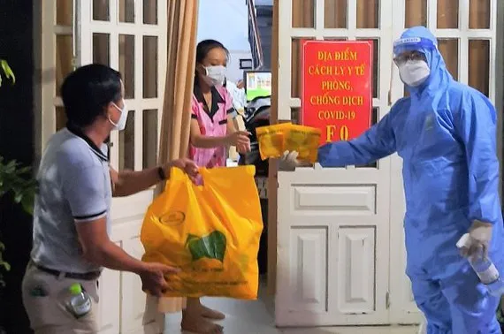 Phát túi thuốc điều trị cho F0 cách ly tại nhà