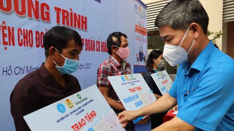 Tổ chức công đoàn trao bảo hiểm xã hội tự nguyện hỗ trợ lao động tự do khó khăn. Ảnh: HỒNG HẢI