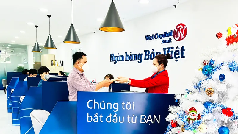 Nhiều ngân hàng đẩy mạnh cho vay ưu đãi đối với hộ kinh doanh, tiểu thương dịp cuối năm. Ảnh: PHAN LÊ