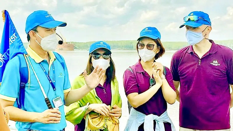 Khách quốc tế sinh sống và làm việc tại TPHCM tham quan tour du lịch Cần Giờ, vào cuối tháng 10-2021