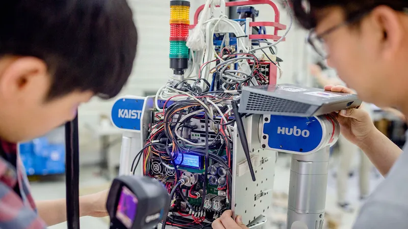Các kỹ sư phát triển mẫu robot cho người già ở Hàn Quốc