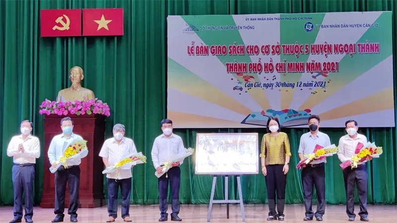 Sở TT-TT TPHCM bàn giao 8.000 quyển sách cho cơ sở thuộc 5 huyện ngoại thành TPHCM. Ảnh: thanhuytphcm