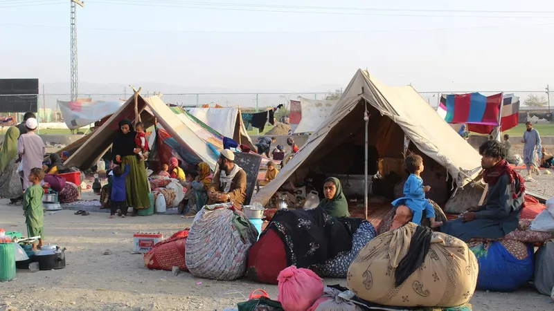 Người tị nạn Afghanistan dựng lều tạm tại khu vực biên giới Afghanistan-Pakistan, ngày 31-8-2021. Ảnh: AFP/TTXVN