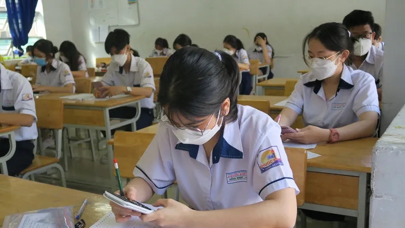 Học sinh khối 10, Trường THPT Phước Kiển (huyện Nhà Bè) làm bài kiểm tra cuối học kỳ 1 vào sáng 14-1