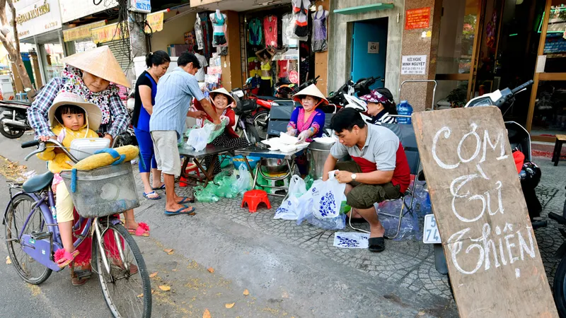 Cơm từ thiện ở TPHCM. Ảnh: TRẦN THẾ PHONG