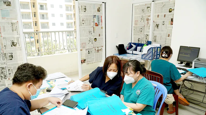 Đội ngũ y bác sĩ Bệnh viện dã chiến số 12 (TP Thủ Đức) sẵn sàng các phương án phòng chống dịch trong tết. Ảnh: HOÀNG HÙNG