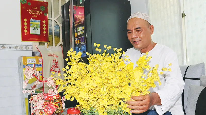Anh Mus Ta Pha dọn dẹp không gian nhà để chuẩn bị đón tết. Ảnh: HỒNG HẢI