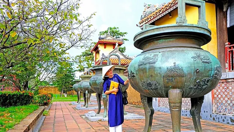 Cửu đỉnh đặt thành hàng ngang trước sân Thế Miếu, nơi thờ các vua triều Nguyễn trong Đại nội Huế