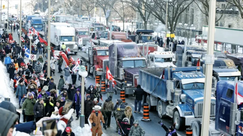 Xe tải đậu trên phố Wellington, gần Nhà Quốc hội ở Ottawa, Canada. Ảnh: REUTERS/TTXVN 