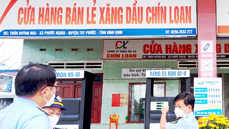 Đoàn kiểm tra Cục QLTT Bình Định kiểm tra đột xuất tại cửa hàng xăng dầu bán lẻ trên địa bàn. Ảnh: XUÂN HUYÊN