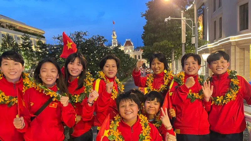 Đội tuyển nữ Việt Nam được chào đón tại TPHCM. Ảnh: DŨNG PHƯƠNG