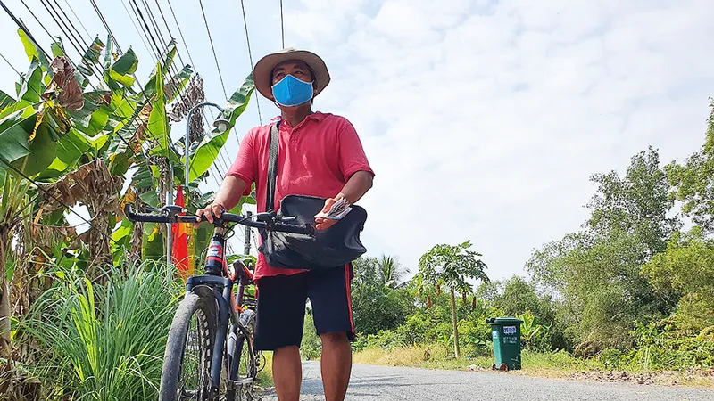 Anh Năm Nhỏ hàng ngày đi bán vé số, để dành tiền lời làm từ thiện