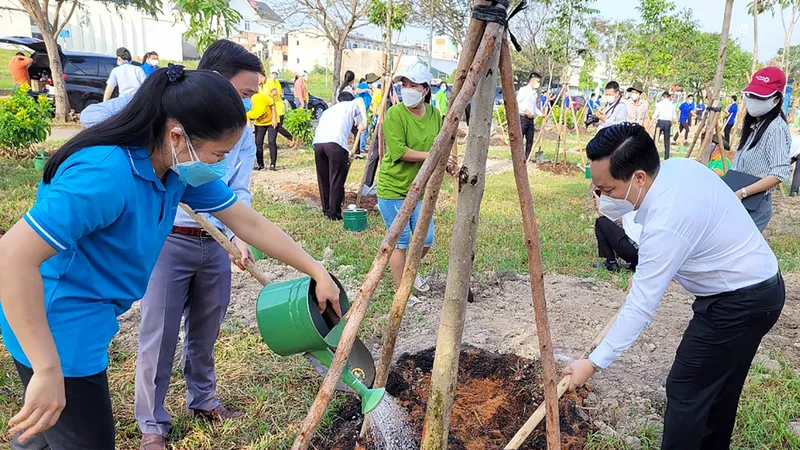 Lãnh đạo và nhân dân TP Thủ Đức trồng cây xanh tại địa phương