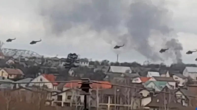Dàn trực thăng Mi-8 của Nga tấn công căn cứ không quân Gostomel ở ngoại ô thủ đô Kiev, Ukraine. Ảnh: D.M