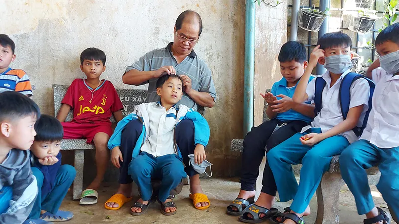 Ông Nhật chăm sóc các cháu mồ côi tại căn nhà của mình