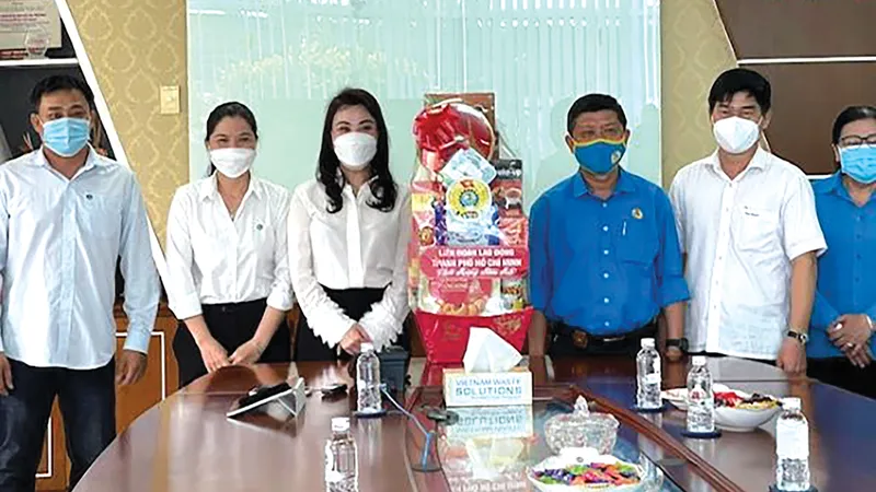 Lãnh đạo LĐLĐ TPHCM tặng quà cho Ban GĐ và Đại diện Công Đoàn VWS