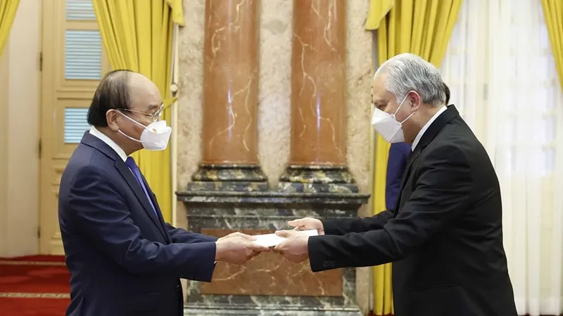 Chủ tịch nước Nguyễn Xuân Phúc nhận Quốc thư của Đại sứ Guatemala Carlos Humberto Jiménez Licona. Ảnh: TTXVN