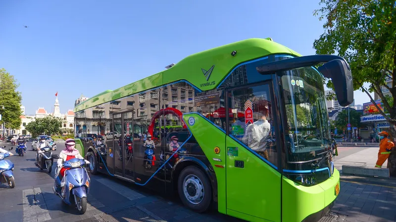 Người dân TPHCM trải nghiệm VinBus: “Như đi du lịch giữa lòng thành phố”