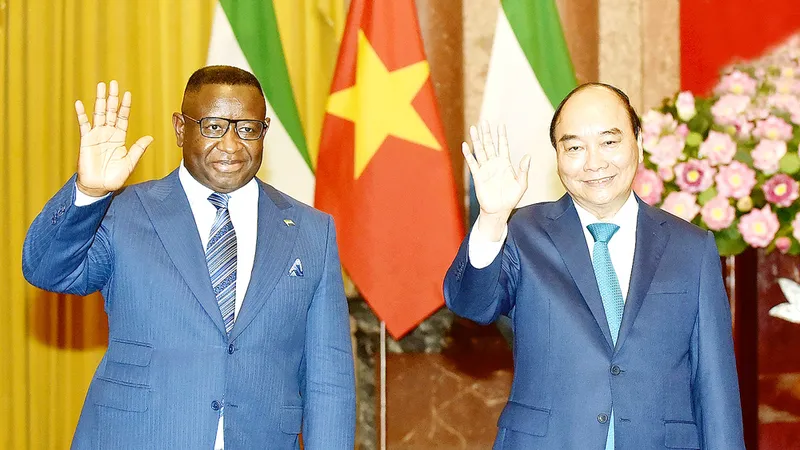 Chủ tịch nước Nguyễn Xuân Phúc và Tổng thống Cộng hòa Sierra Leone tại cuộc hội đàm. Ảnh: VIẾT CHUNG