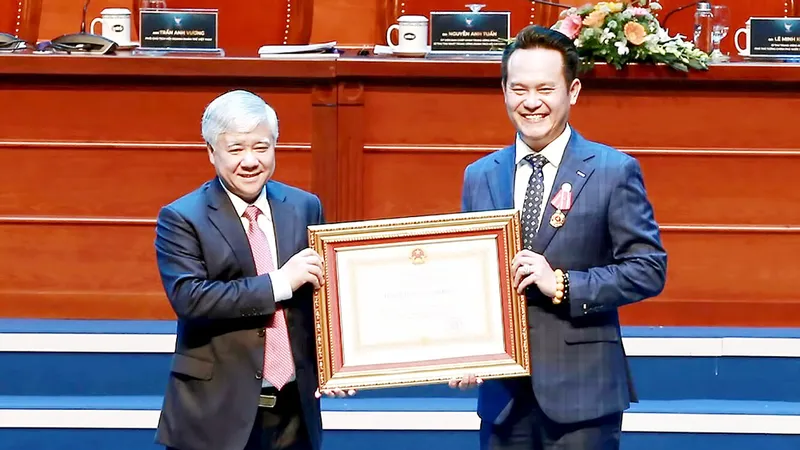 Chủ tịch Hội Doanh nhân trẻ Việt Nam Đặng Hồng Anh nhận Huân chương Lao động hạng ba