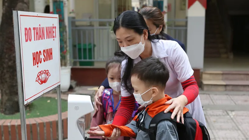 Học sinh Trường Tiểu học Nguyễn Trãi (quận Thanh Xuân) trở lại trường sáng 6-4. Ảnh: QUANG PHÚC