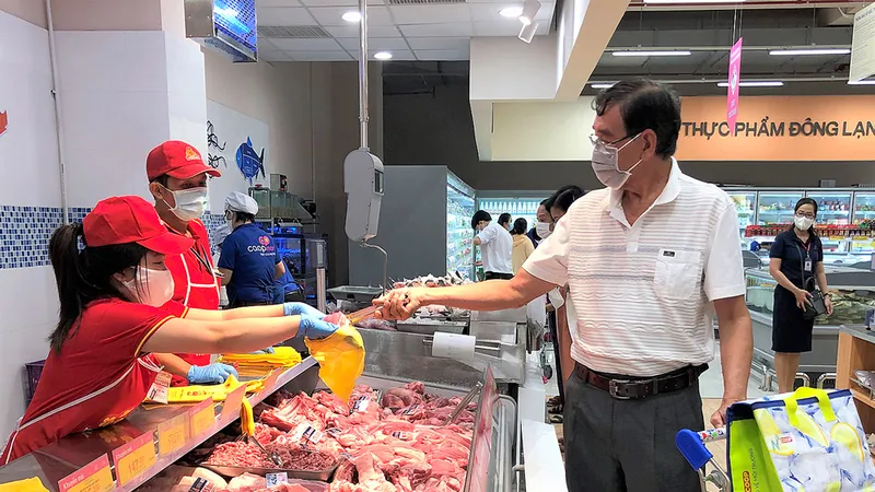 Hàng hóa giảm giá thu hút người tiêu dùng