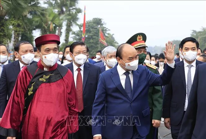 Chủ tịch nước Nguyễn Xuân Phúc chào người dân về dự Lễ dâng hương tưởng niệm các Vua Hùng năm 2022. Ảnh: TTXVN