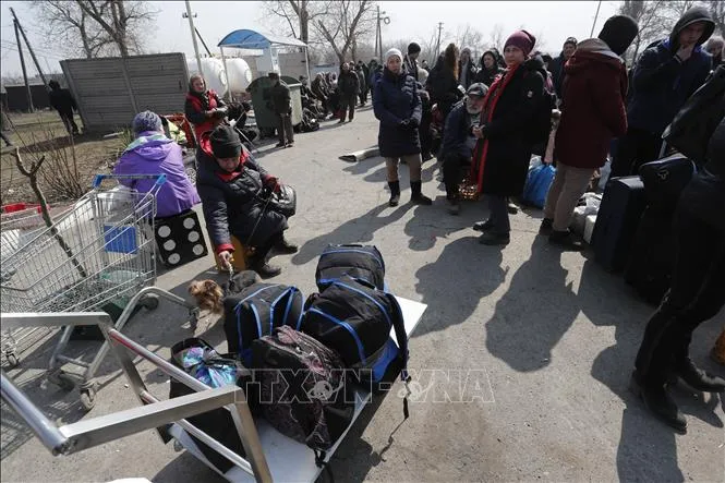Người dân sơ tán khỏi thành phố Mariupol, Ukraine, ngày 24-3-2022. Ảnh: THX/ TTXVN