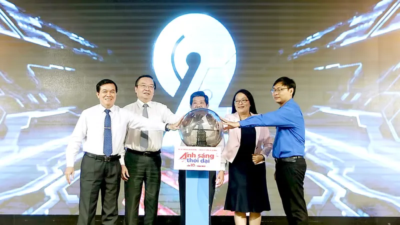 Các đại biểu thực hiện nghi thức khai mạc hội thi