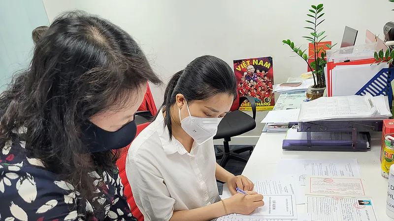 Ở nhiều cơ sở Đảng, việc hướng dẫn quần chúng ưu tú hoàn thiện hồ sơ kết nạp Đảng đã gọn nhẹ hơn nhờ cải cách hành chính trong Đảng