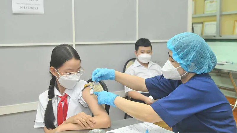 Học sinh lớp 6 tại TPHCM tiêm vaccine Covid-19. Ảnh: CAO THĂNG