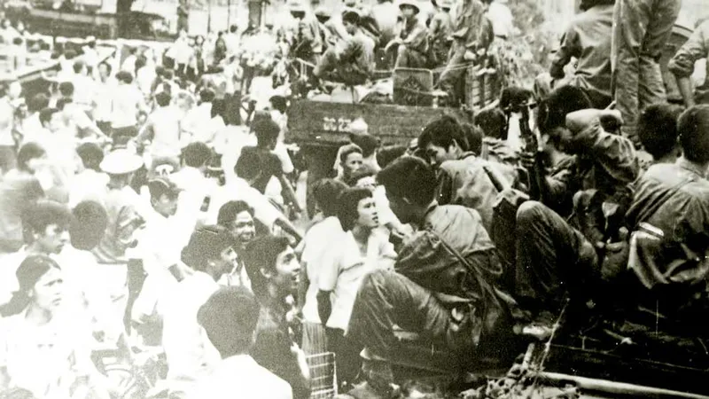 Nhân dân Sài Gòn đón mừng quân Giải phóng ngày 30-4-1975