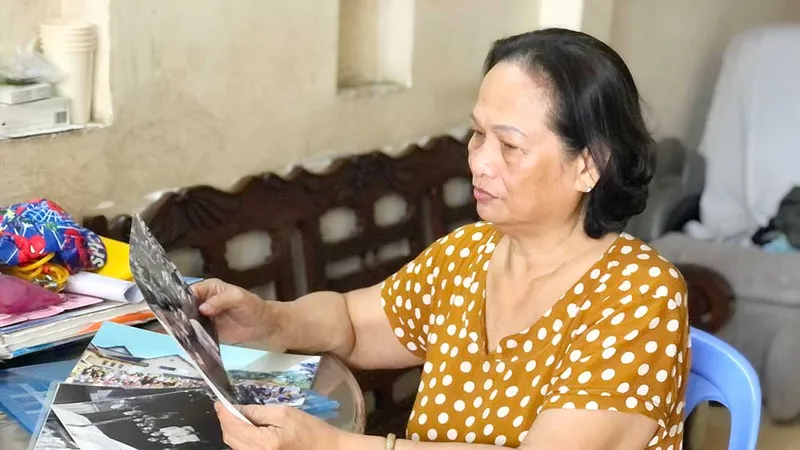 Cô Nguyễn Thị Hồng và những tấm hình được chụp tại căn cứ rừng Lộc Ninh