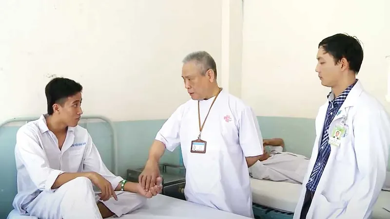 GS-TS-BS Văn Tần (giữa) đang thăm khám cho người bệnh